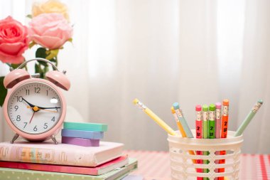 tablo üzerinde okul malzemeleri