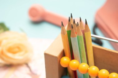 renk kalemler ve çiçekler