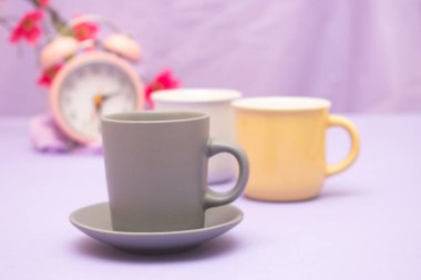 Pembe arka planda bir fincan kahve.