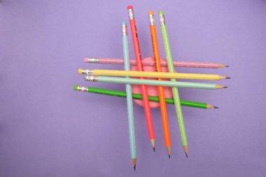 Renkli arkaplanda renkli kalemler