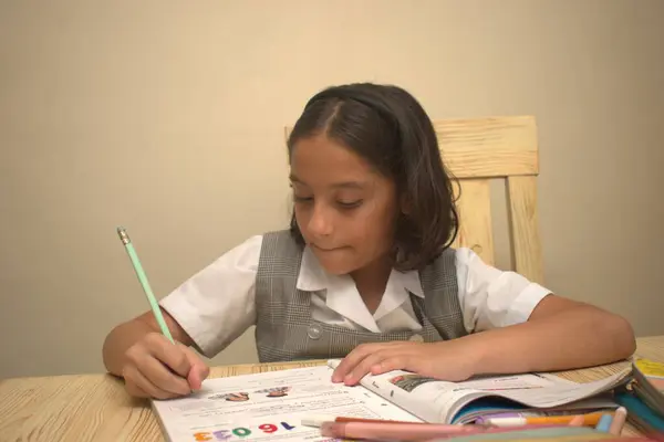 İspanyol kız öğrenci sınıfta yazıyor..