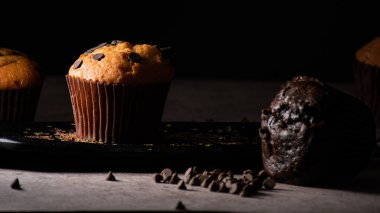 Kuru üzümlü ve tarçınlı çikolatalı kek.