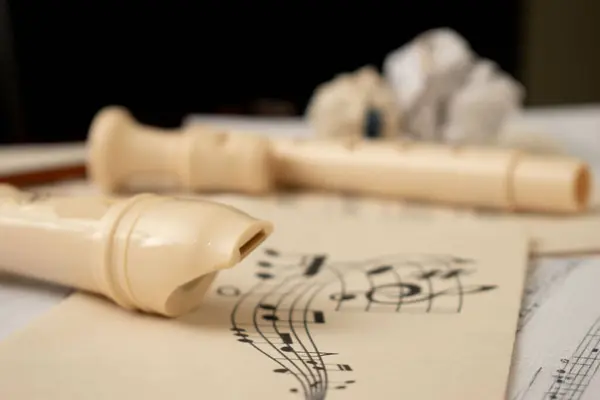 müzik notaları ve müzik aletleri