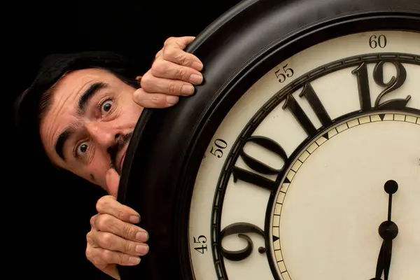 genç adam tutarak saati