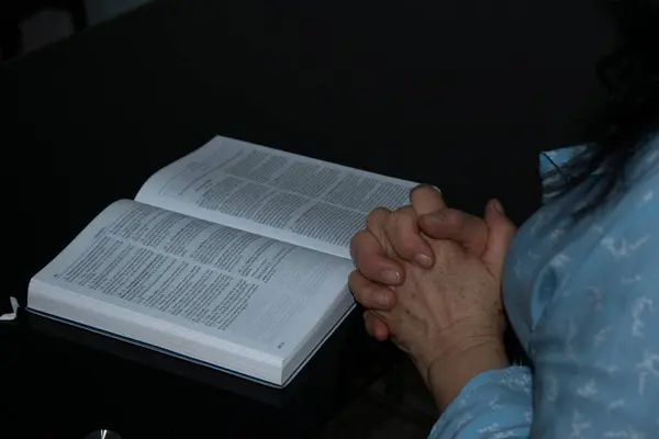 İncil 'i elinde tutan kadın..