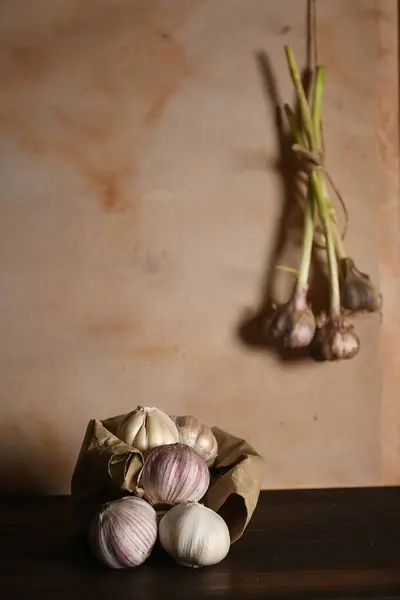 Tahta masada taze sarımsak ve sarımsak, mesaj için yer var. sağlıklı beslenme.