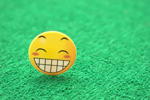 Mutlu gülümseme yeşile