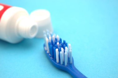 diş macunu ve diş fırçası mavi bir arka plan üzerinde