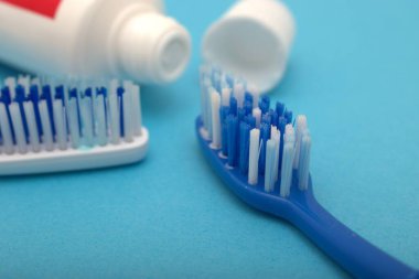 diş macunu ve diş fırçası mavi bir arka plan üzerinde