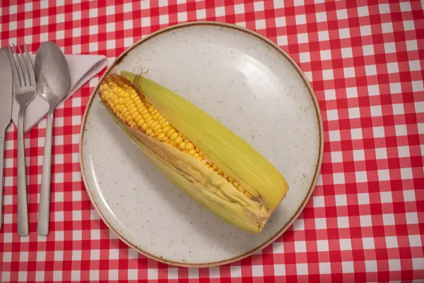 Bir tabak mısır ve çatal.