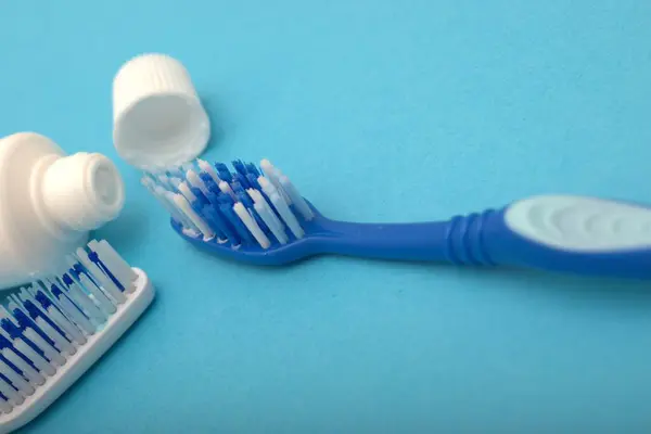 Arkaplanda beyaz diş fırçası