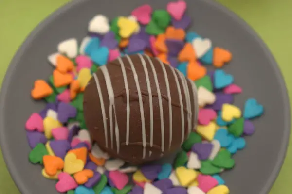 Sevgililer Günü için kalp şeklinde çikolatalı pasta.