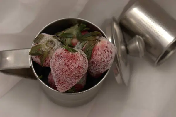 Naneli çilek ve dondurma.