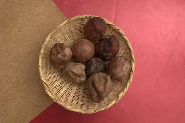 Tahta kasede kırmızı kestane