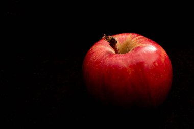 Copyspace ile siyah arkaplan üzerinde kırmızı taze elma