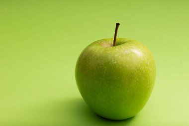 yeşil arkaplanda yeşil elma