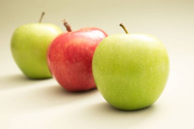 beyaz arkaplanda yeşil elma