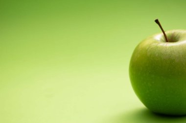 su damlası ile yeşil elma