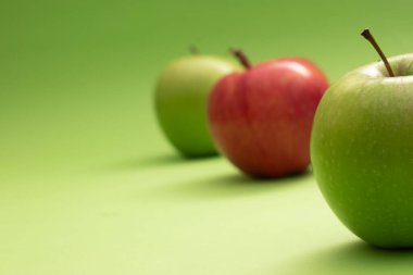 Kırmızı elmalı yeşil elma