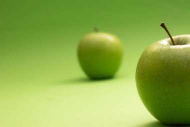 beyaz arkaplanda yeşil elma