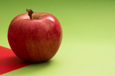 kırmızı elma ve kırmızı renkli