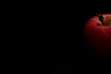 Siyah arkaplanda kırmızı elma ve metin için boşluk