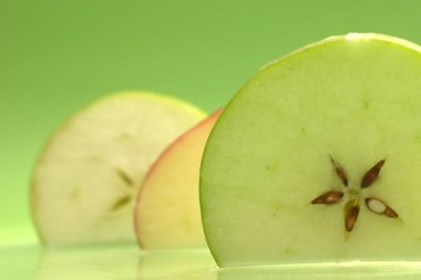 Beyaz arka planda su damlacıkları olan taze yeşil elma.