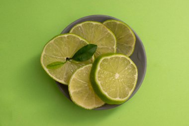 Yeşil arka planda limon kes. en üstteki görünüm