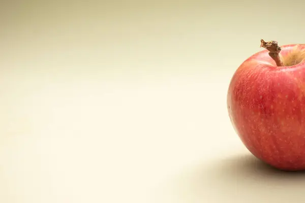 Beyaz arkaplanda kırmızı elma.
