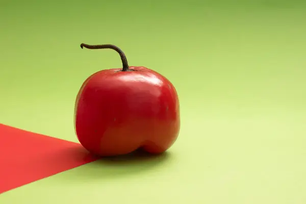 Yeşil arka planda kırmızı elma.