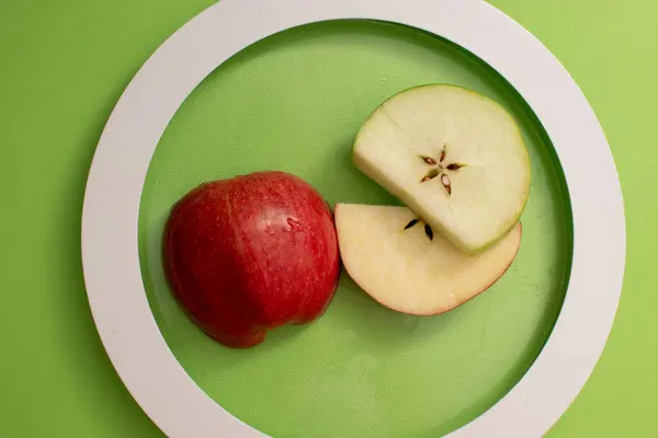 Sarı arka planda kırmızı plakalı elma