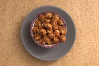 Masada kızarmış nohut tabağı, yakın plan, üst manzara.