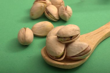 tahta kaşık içinde fıstık fındık.