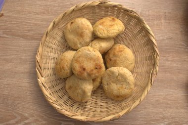 Sepette taze pişmiş çörekler