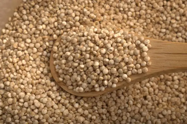 Tahtadaki beyaz fasulyeler.