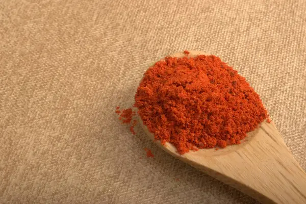 kırmızı biber tozu ve kaşık