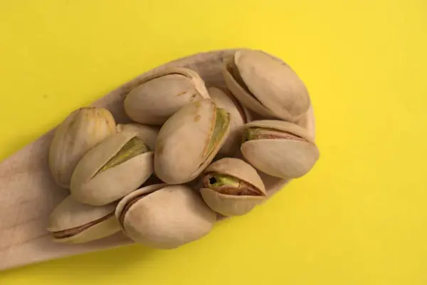 Yeşil arka planda fıstıklar