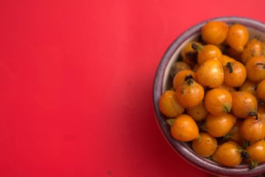 Bardakta kırmızı kiraz