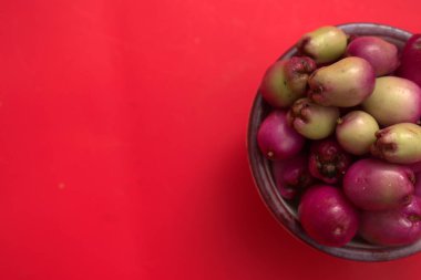 Bir kasede kırmızı turp