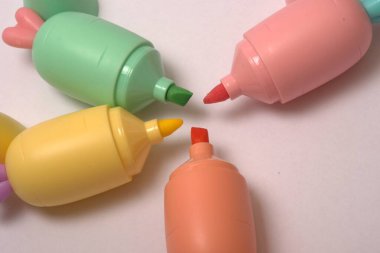 Renkli balmumu renkli şişeler