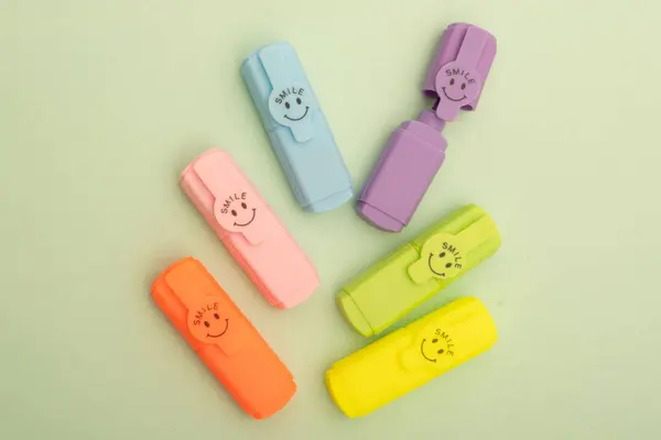 Beyaz arkaplanda renkli işaretler