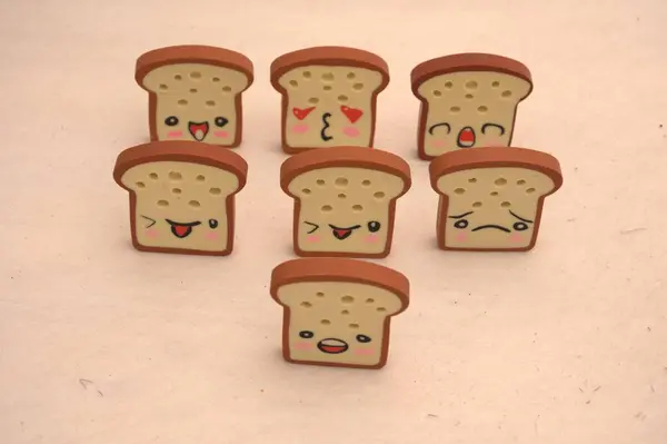 Beyaz arka planda bir sürü farklı kurabiye türü var.