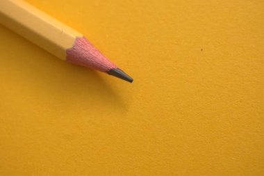 Sarı arkaplanda renkli kalemler