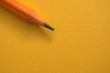 Beyaz kağıt üzerinde sarı kalem