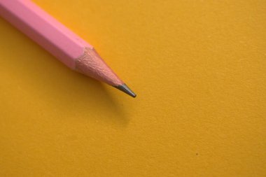 Sarı arka planda sarı kalem.