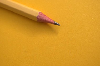 Pembe arka planda sarı ve kırmızı kalem