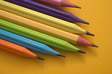 Beyaz arkaplan üzerinde izole edilmiş renkli kalem