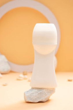 Ahşap ve yeşil zemin üzerindeki minimalist deodorant ambalajı temiz güzellik ürünü