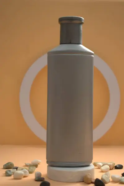 Koyu tenli, zarif düz döşeme modern marka tasarımı.