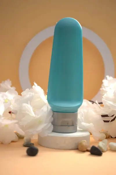 Pastel arka planda mavi kozmetik kavanozu. Minimalist cilt modeli.